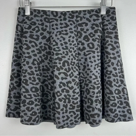 🐆 Girls Grey‎ Cheetah Print Aeropostale Skirt, Comfy, Size Medium. So Cute! - Picture 1 of 8